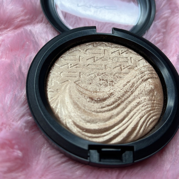MAC Cosmetics Whisper of Gilt Extra Dimension Skinfinish Highlighter - Picture 3 of 4